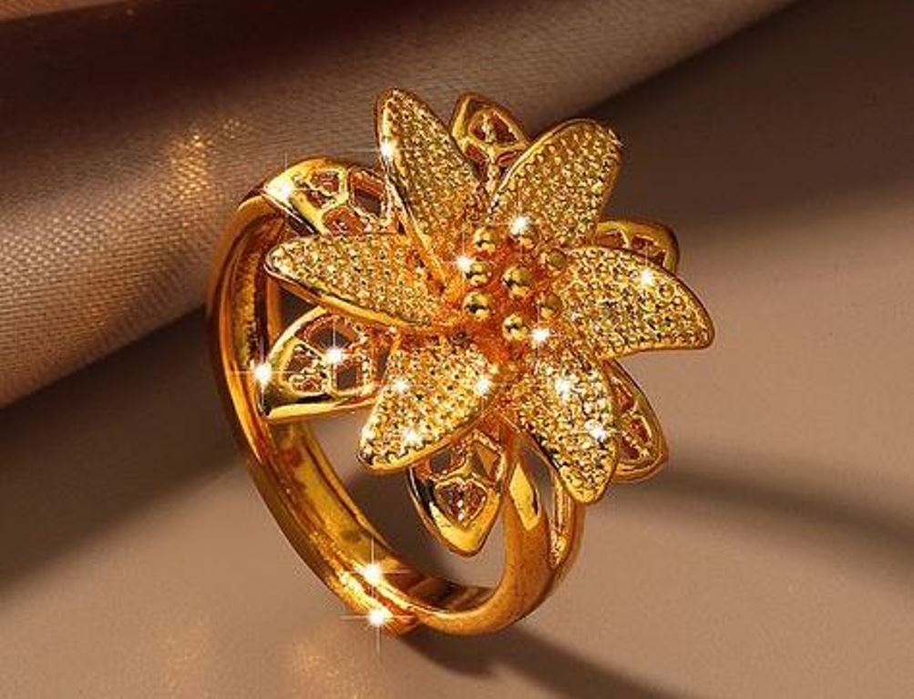 Gold Ring कौन सी ऊंगली मे पहनने से मिलते हैं क्या फायदे? जानिए