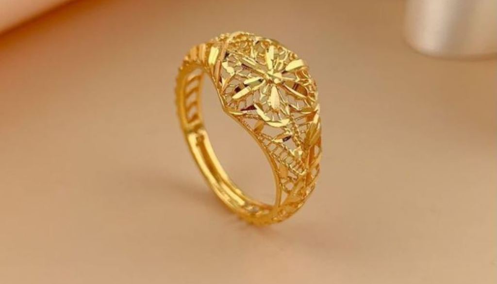 Gold Ring कौन सी ऊंगली मे पहनने से मिलते हैं क्या फायदे? जानिए
