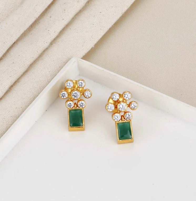 Gold Earring Design : गोल्डन ईयररिंग्स के बेहद खूबसूरत डिजाइन आपको देंगे नया और अनोखा लुक