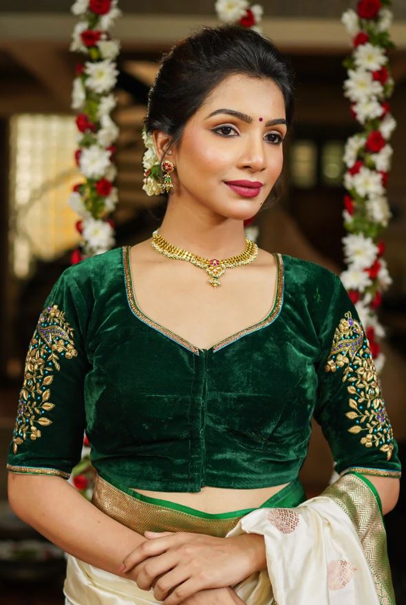 Saree Blouse Designs : साड़ियों का लुक और भी निखार जाएगा जब पहनकर जाएंगी ये स्टाइलिश ब्लाउज़, देखे डिज़ाइन