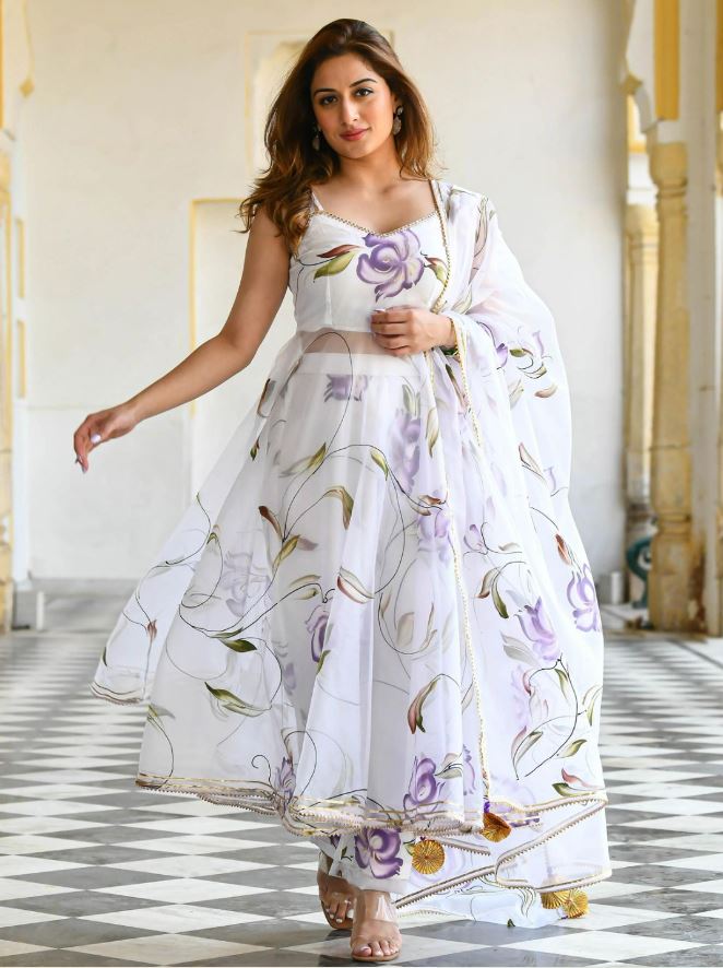 Organza Suit Design : खूबसूरत और क्लासी लूक देंगे ये ऑर्गेंजा सूट, देखे बेहतरीन डिज़ाइन