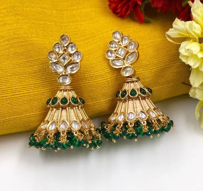 Gold Jhumka Design : पारंपरिक अवसरों पर पहनने के लिए बेस्ट हैं ये गोल्ड इयररिंग्स, देखें डिजाइन
