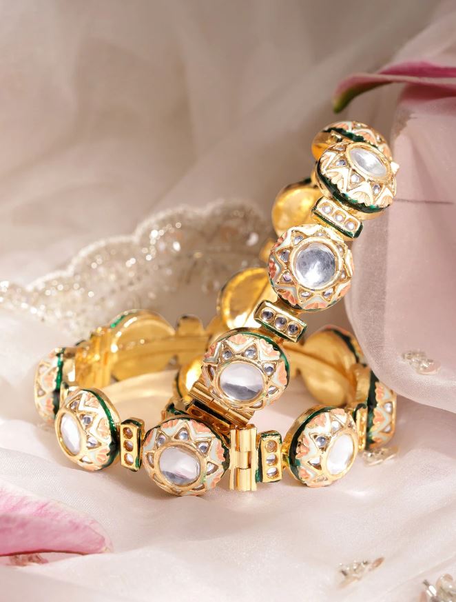 Bangles Design : कंगन के कुछ खूबसूरत और लाजवाब डिजाइन जो आपको देंगे खूबसूरत लुक Kundan-Studded Bangles 1