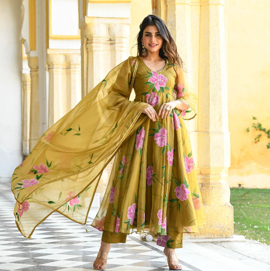 Organza Suit Set : ट्रेंडी और अट्रैक्टिव लूक पाने के लिए पहने ओर्गंज़ा सूट, देखे डिज़ाइन