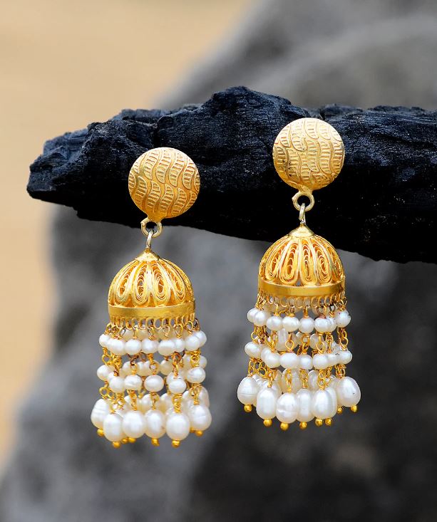 Gold Jhumka Design : पारंपरिक अवसरों पर पहनने के लिए बेस्ट हैं ये गोल्ड इयररिंग्स, देखें डिजाइन