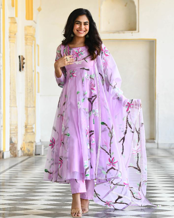 Organza Suit Set : ट्रेंडी और अट्रैक्टिव लूक पाने के लिए पहने ओर्गंज़ा सूट, देखे डिज़ाइन
