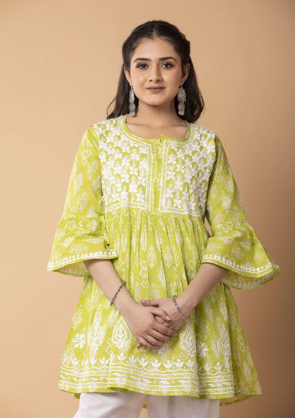 Chikankari Short Kurti के बेहतरीन कलेक्शन जो आपको देंगे अट्रैक्टिव लूक
