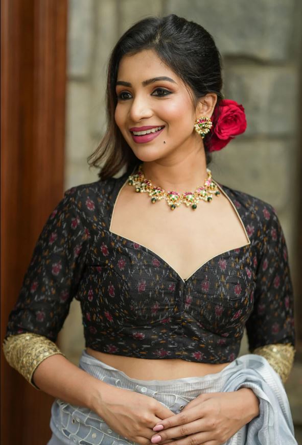 Saree Blouse Designs : साड़ियों का लुक और भी निखार जाएगा जब पहनकर जाएंगी ये स्टाइलिश ब्लाउज़, देखे डिज़ाइन