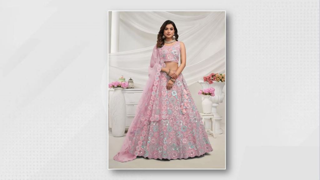 सिंपल डिज़ाइन लहंगा पहनकर बोर हो गई हैं तो एक बार ये Multi-Colored Lehenga सेट जरूर ट्राई करें