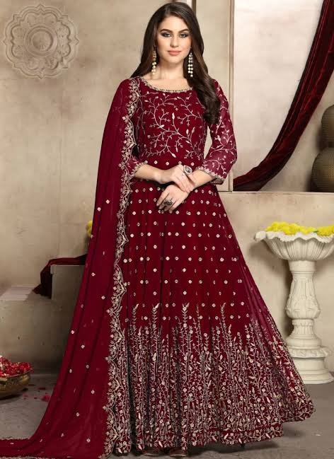 Trendy Gown Designs: शादी पार्टी में पहनने के लिए बेस्ट ऑप्शन है ये Gown, देखे लेटेस्ट डिजाइन