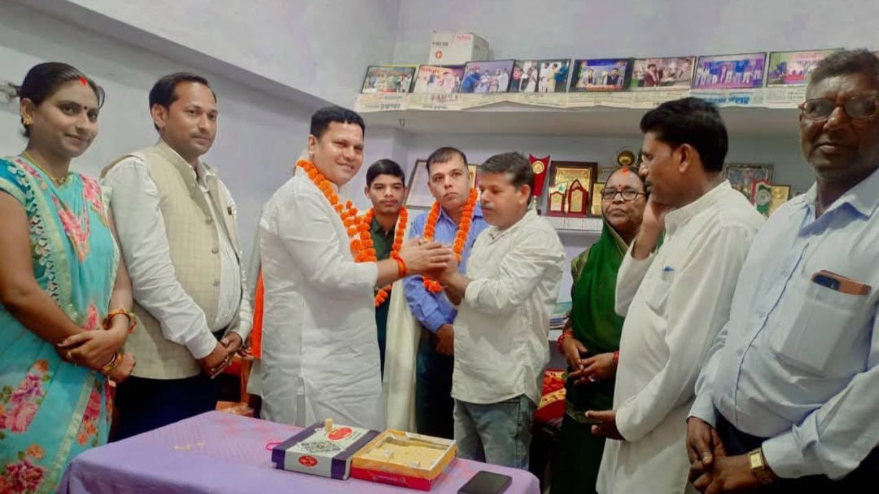 Deepak Pandey, a resident of Kachni in Singrauli, succeeded in the NEET exam