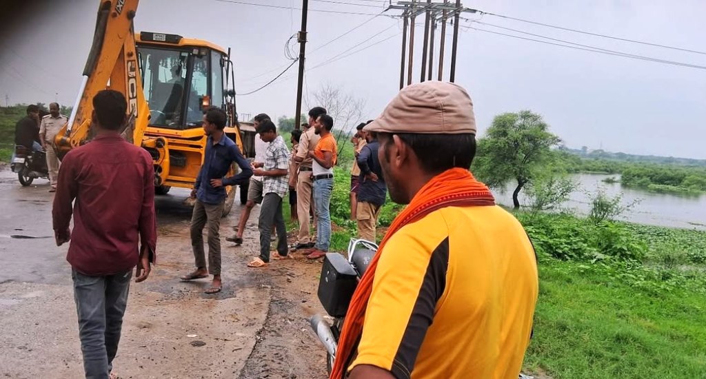 JCB की चपेट में आने से बाइक सवार शिक्षक की मौत!