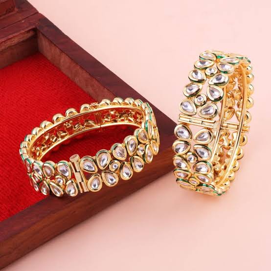 Bangles Designs: चूड़ियों के लेटेस्ट और बेहतरीन डिजाइन आपको देंगे क्लासी लुक, इस रक्षाबंधन जरूर करे ट्राई