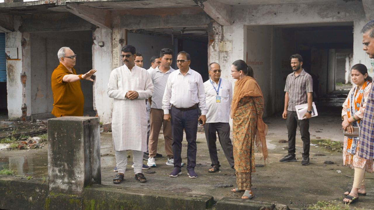 Municipal Corporation Singrauli Commissioner Savita Pradhan inspects ward 41