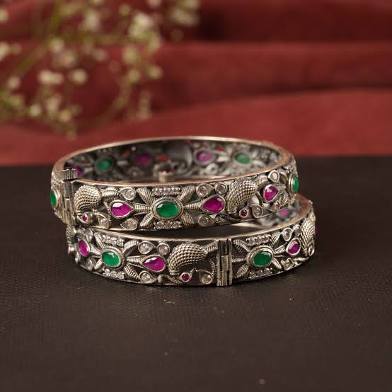 Bangles Designs: चूड़ियों के लेटेस्ट और बेहतरीन डिजाइन आपको देंगे क्लासी लुक, इस रक्षाबंधन जरूर करे ट्राई