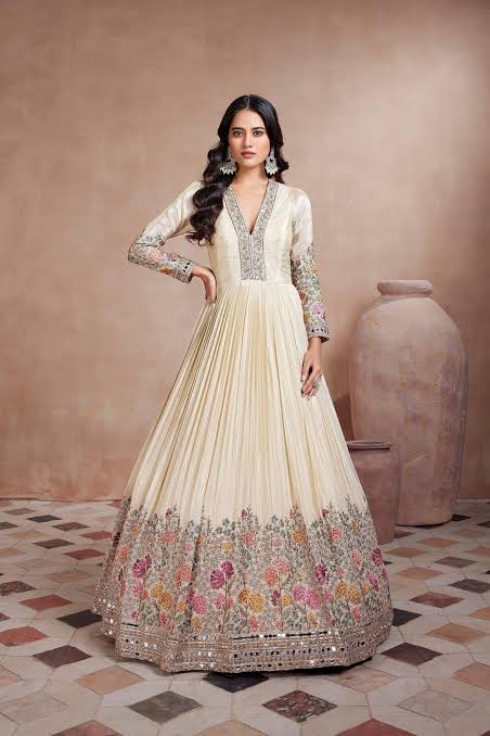 Rakshabandhan Outfit Design: रक्षा बंधन के दिन बहनों के पहनने के लिए बेस्ट है ये ड्रेसेस, देखे डिजाइन