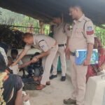 4 workers were burnt by lightning, police reached the spot and saved their lives..
