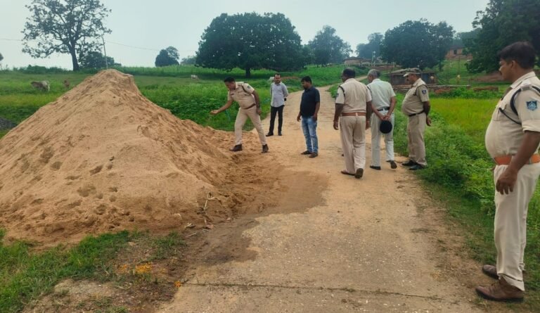 एक ट्रैक्टर और 15 ट्रॉली रेत सहित 7 लाख का मशरूका जब्त