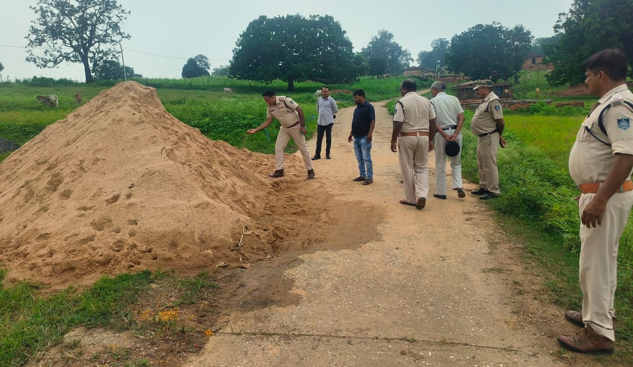एक ट्रैक्टर और 15 ट्रॉली रेत सहित 7 लाख का मशरूका जब्त