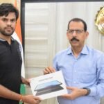 Collector gave a laptop to Abhishek of Barhat village for SSC studies!