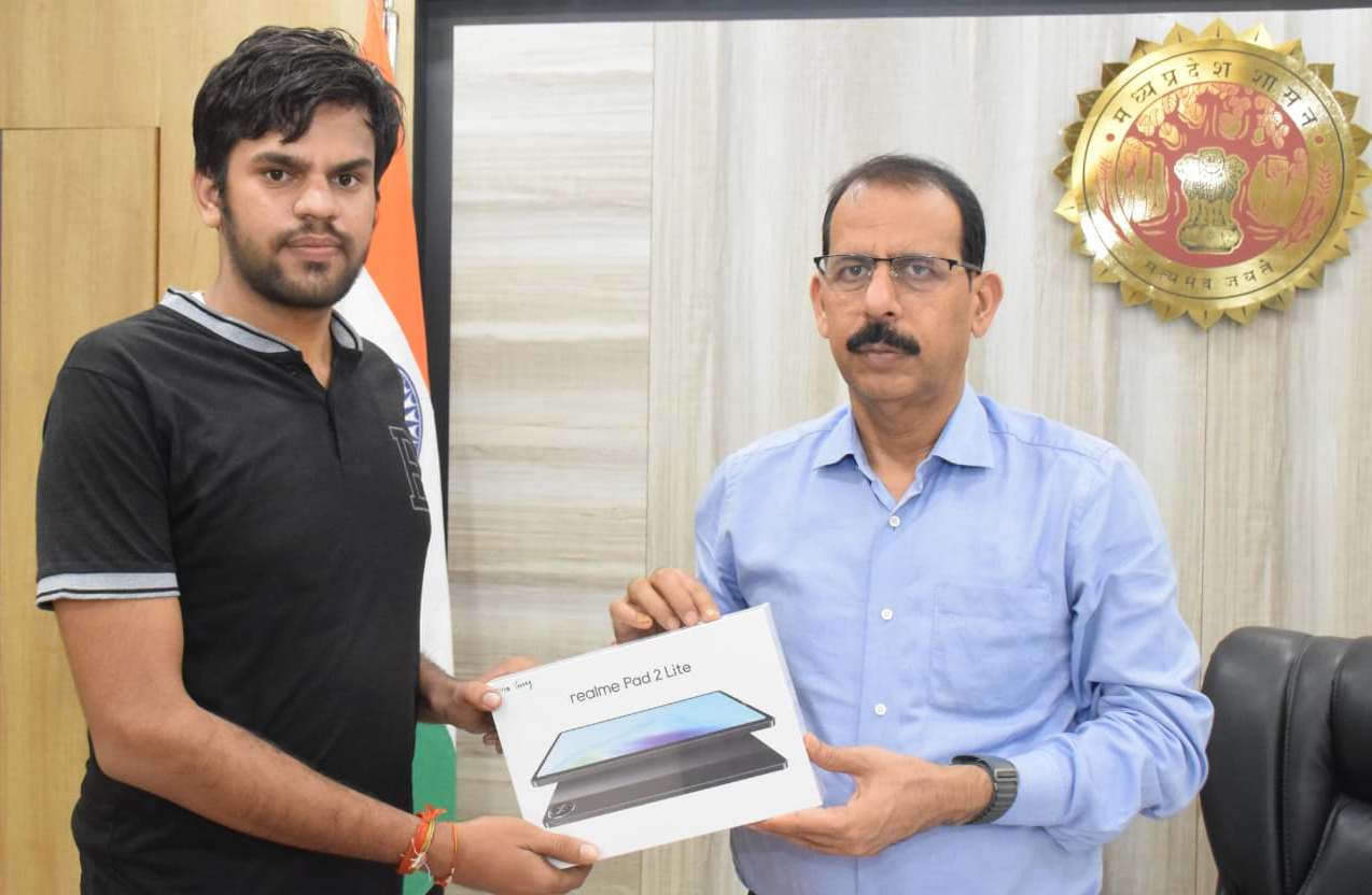 Collector gave a laptop to Abhishek of Barhat village for SSC studies!