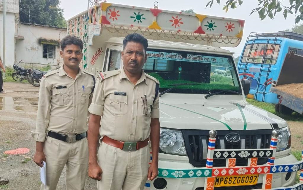 जियावन पुलिस ने पिकअप में भरी 6 भैंसों को किया जप्त, चालक फरार