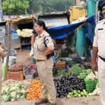 देवसर बाजार में जाम से राहत की तैयारी, रोड में दुकान लगाने पर 500 रुपये का जुर्माना और सामान जब्त