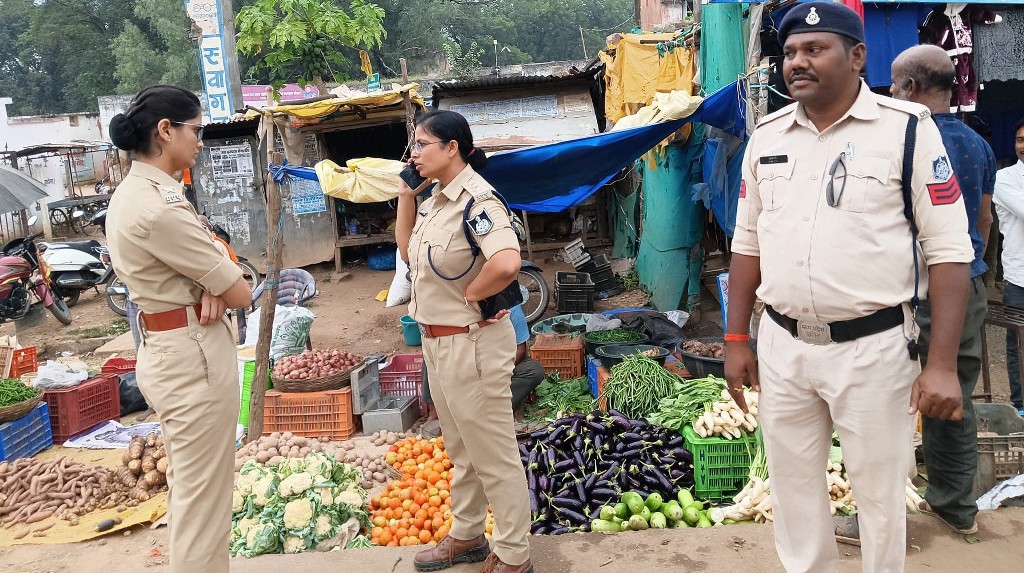 देवसर बाजार में जाम से राहत की तैयारी, रोड में दुकान लगाने पर 500 रुपये का जुर्माना और सामान जब्त