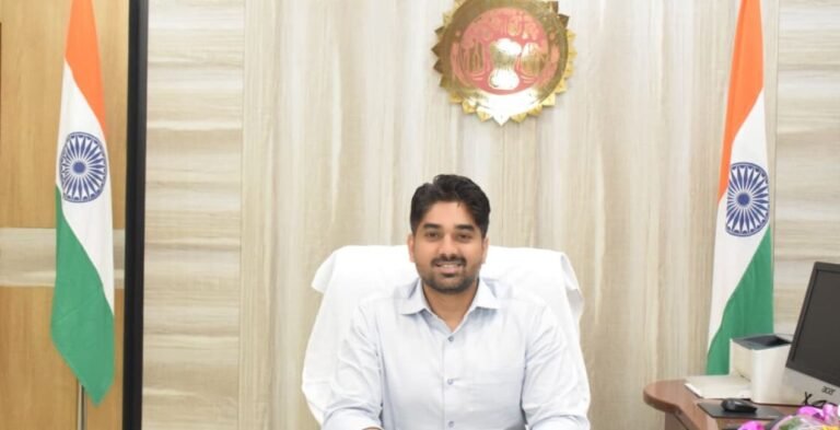Gaurav Bainal, the new collector of Singrauli, took charge.