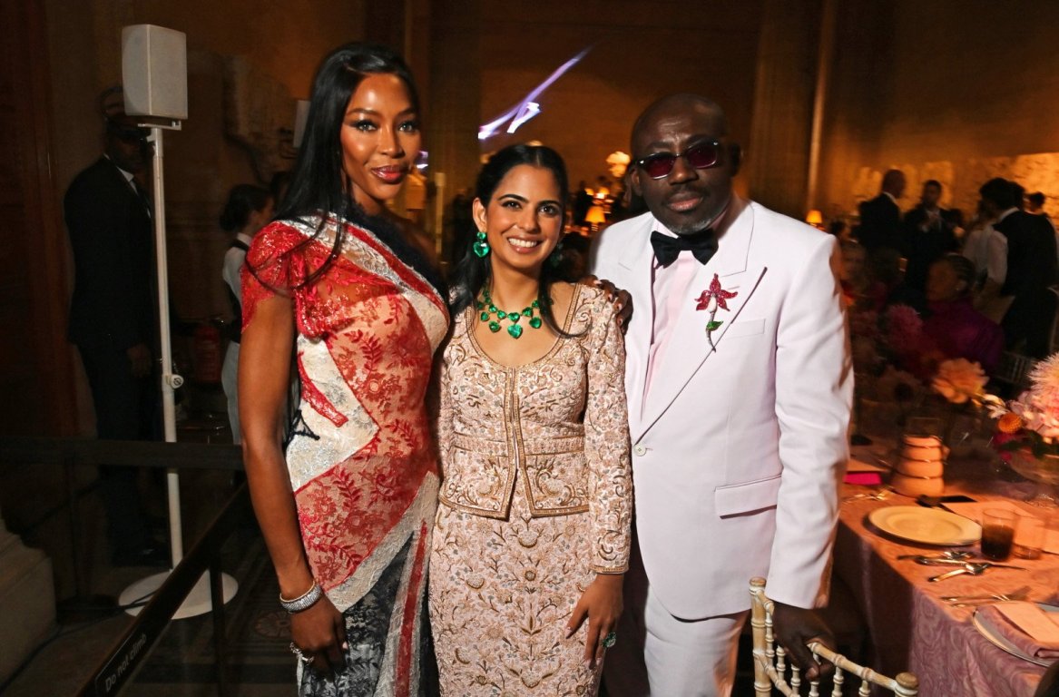 Nita Ambani's desi look in London: Won hearts with her silver pallu saree