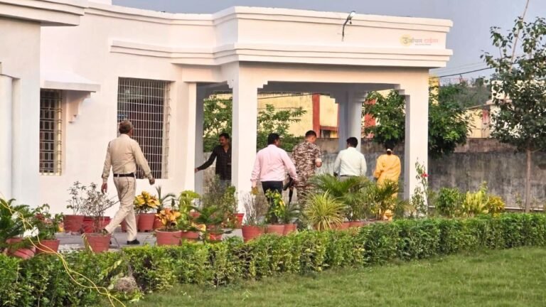 एनटीपीसी छोड़ जनता के बीच पहुंचे कलेक्टर बैनल