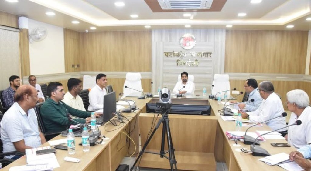 छात्रवृत्ति के लंबित प्रकरणों का शत प्रतिशत करे निराकरण : कलेक्टर
