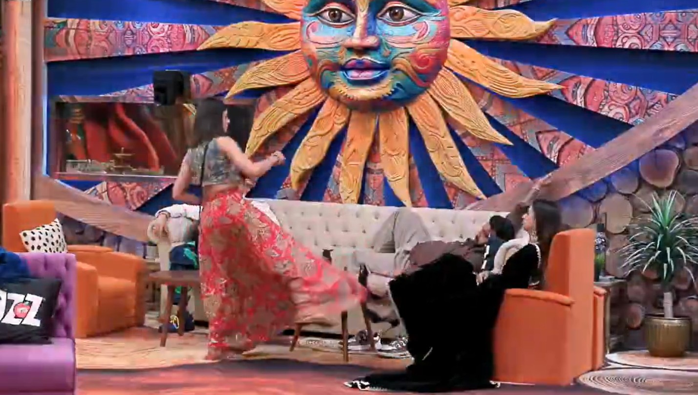 Bigg Boss 19 में बढ़ा हंगामा, Malti Chahar ने Farrah को मारी लात