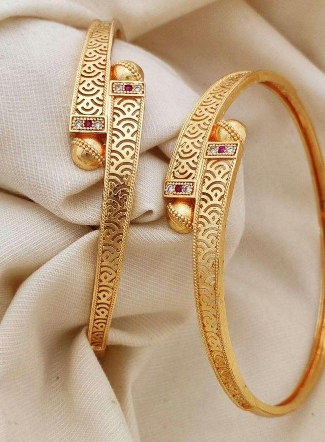 2025 Bangle Trends, New Bangle Designs, Rose Gold Bangles, Modern Jewellery Trends, Indian Fashion 2025, Minimalistic Bangles, Women Fashion Jewellery, Trendy Bangles Designs, Daily Wear Bangles