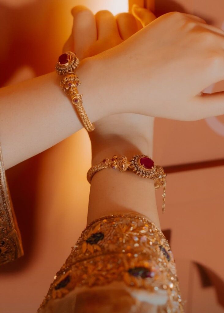 2025 Bangle Trends, New Bangle Designs, Rose Gold Bangles, Modern Jewellery Trends, Indian Fashion 2025, Minimalistic Bangles, Women Fashion Jewellery, Trendy Bangles Designs, Daily Wear Bangles