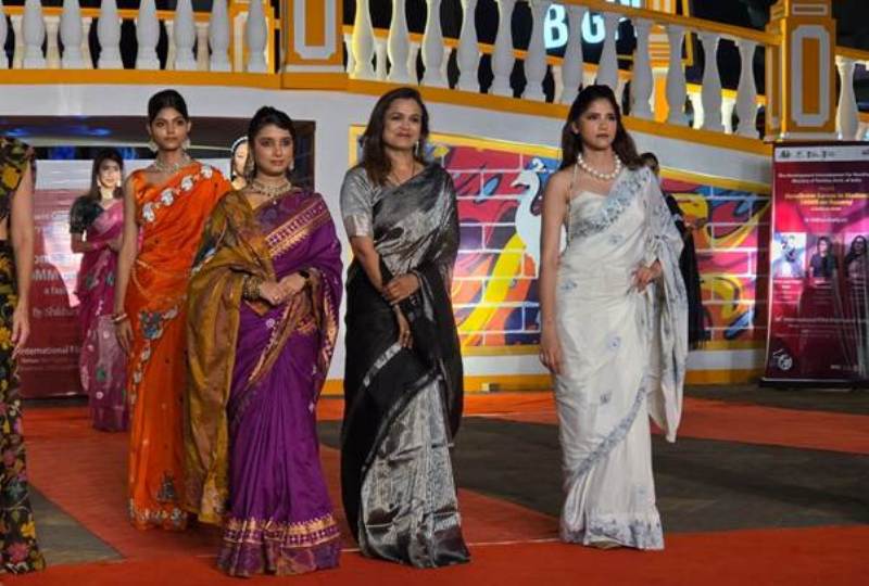 IFFI 2025 में ‘हैंडलूम साड़ी इन मोशन’ शो ने दिखाई परंपरा और सिनेमा की झलक