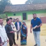 In Singrauli, BLOs are going door to door to distribute census forms.