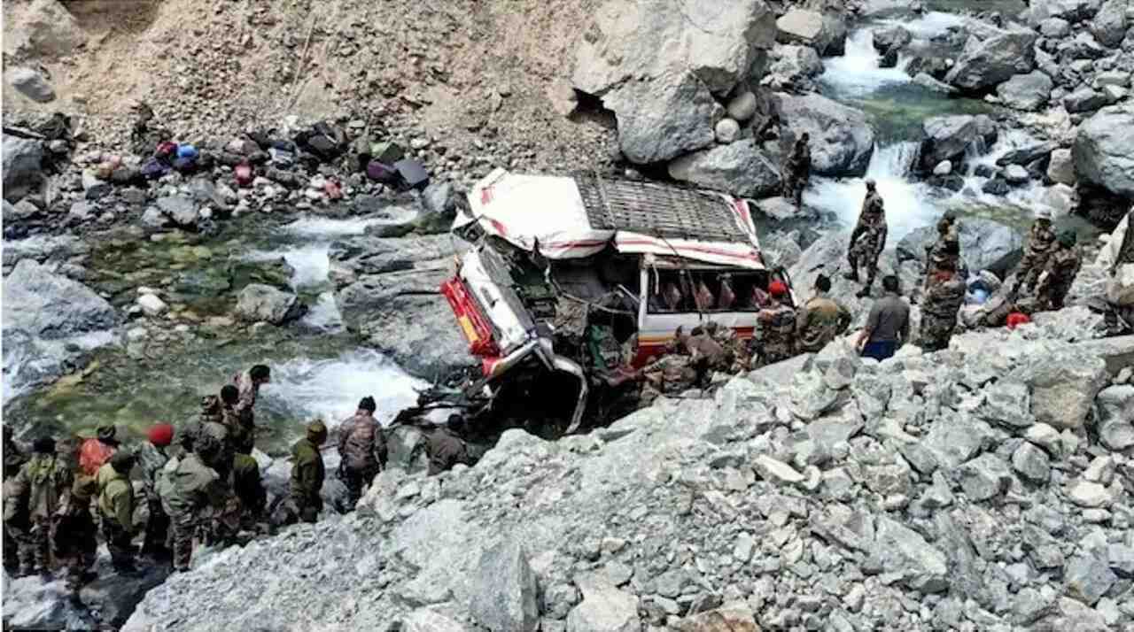 जम्मू-कश्मीर डोडा में सेना की गाड़ी खाई में गिरी, 10 जवान शहीद, 10 घायल, LG ने जताया शोक