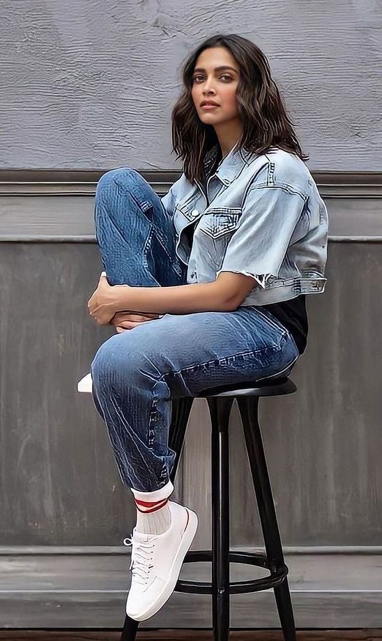 Ripped jeans and boyfriend fit