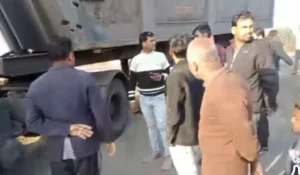 ट्रेलर की टक्कर से बाइक सवार दंपती की दर्दनाक मौत