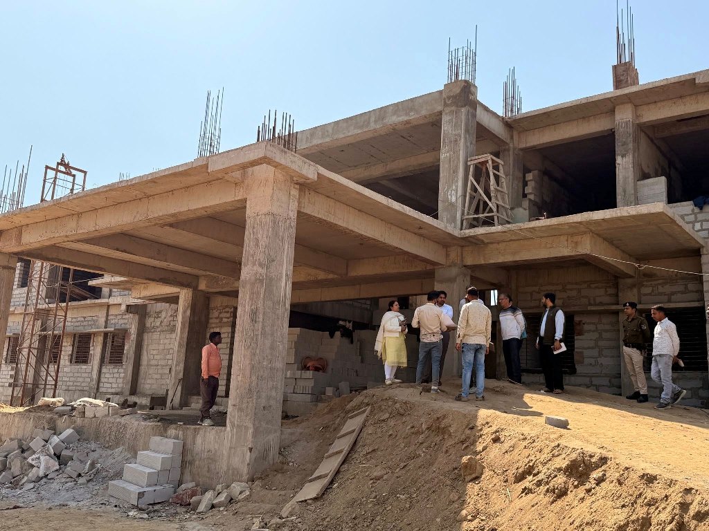 बरगवां में 50 बेड सिविल अस्पताल का कलेक्टर ने किया निरीक्षण