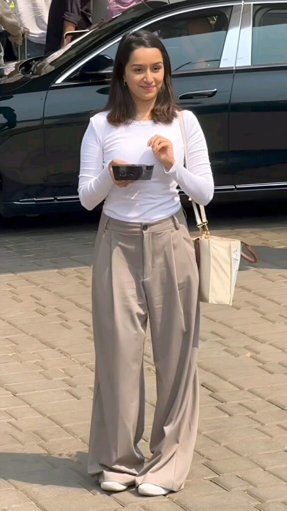 Bollywood Celebrities के Airport Looks बन रहे Trend Setter, Smart Casual और Minimalist Style का बढ़ा क्रेज