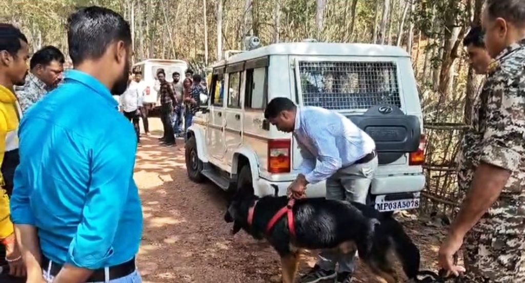 जंगल में पेड़ से लटका मिला लिपिक का शव