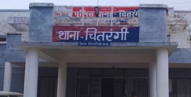 सिंगरौली : जब्त रेत से भरा टीपर चितरंगी थाने के गेट से फरार, वाहन मालिक और चालक पर FIR
