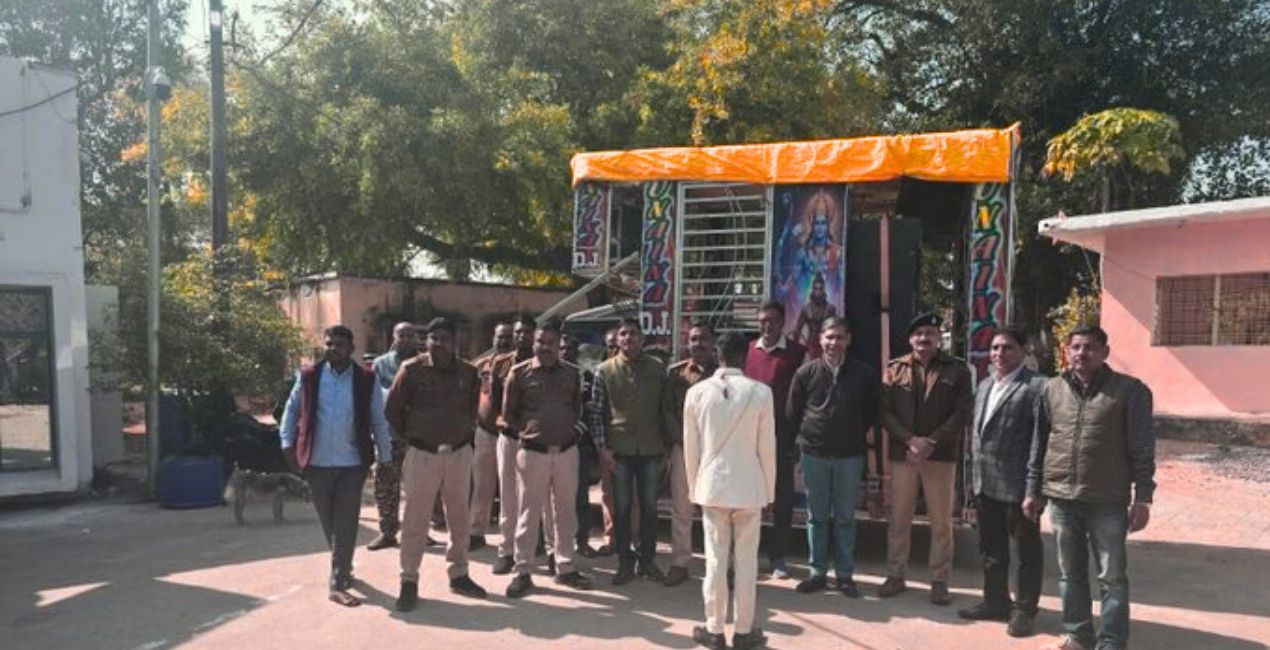 दतिया में 16 वर्षीय नाबालिग की शादी रोककर प्रशासन ने टेंट, डीजे और हलवाई तक पर केस दर्ज किया। पढ़ें पूरी कार्रवाई और कानून की सख्ती।