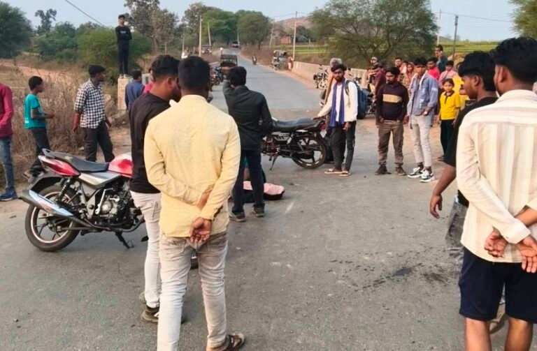 Singrauli Breaking : बाइक की ट्रक से टक्कर, युवक की तड़प-तड़प कर मौत