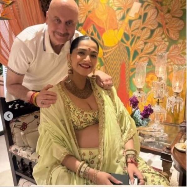 सोनम कपूर की गोद भराई बनी शाही, लाइम ग्रीन लहंगे में दिखा रॉयल अंदाज़, करीना–भूमि समेत कई सितारे पहुंचे