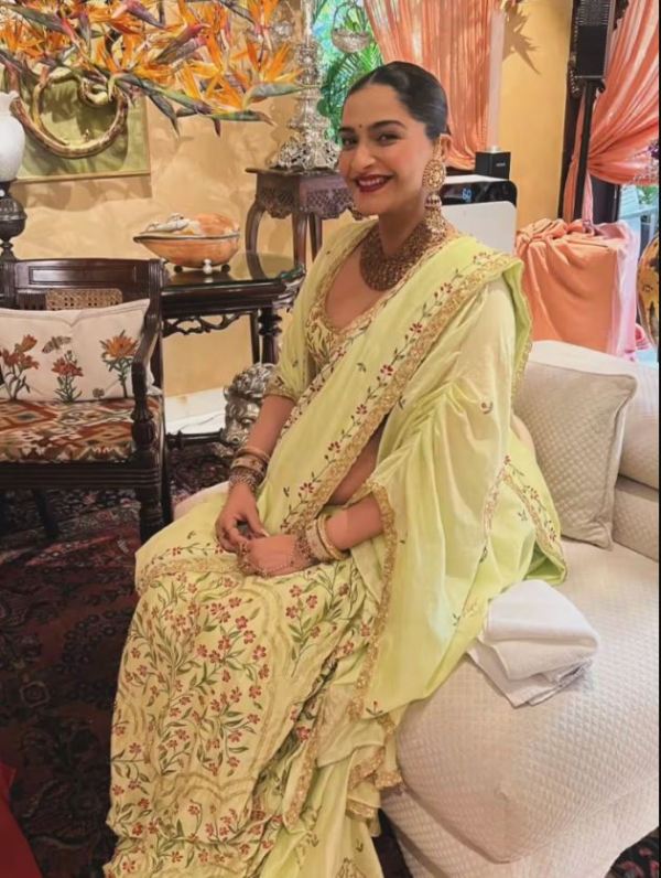 सोनम कपूर की गोद भराई बनी शाही, लाइम ग्रीन लहंगे में दिखा रॉयल अंदाज़, करीना–भूमि समेत कई सितारे पहुंचे