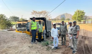 सिंगरौली में परिवहन विभाग की कार्रवाई,कबाड़ से लदी पिकअप और ओवरलोड स्कूल वैन जप्त।