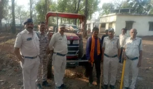 खनिज विभाग की अवैध रेत परिवहन पर बड़ी कार्रवाई, बिना नंबर ट्रैक्टर-ट्रॉली जब्त।